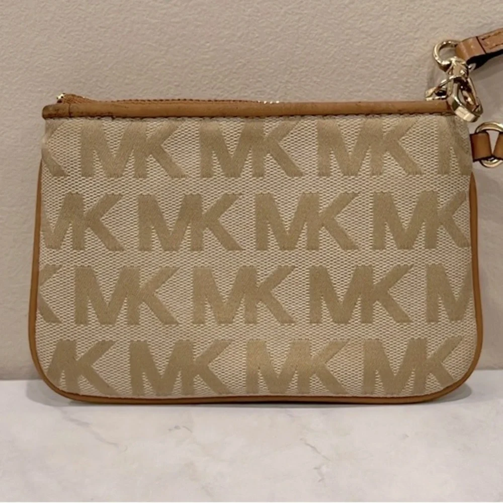 🔥Michael Kors Beige Monogram Wristlet🔥